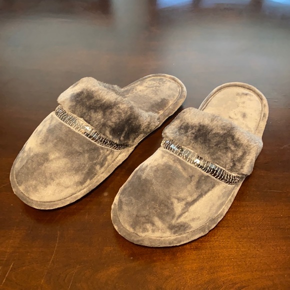 Isotoner House Shoes / Slippers
